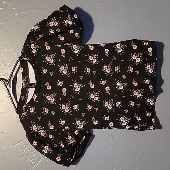 Forever 21 Tops - Form-fitting Stretchy Crop Top with Roses